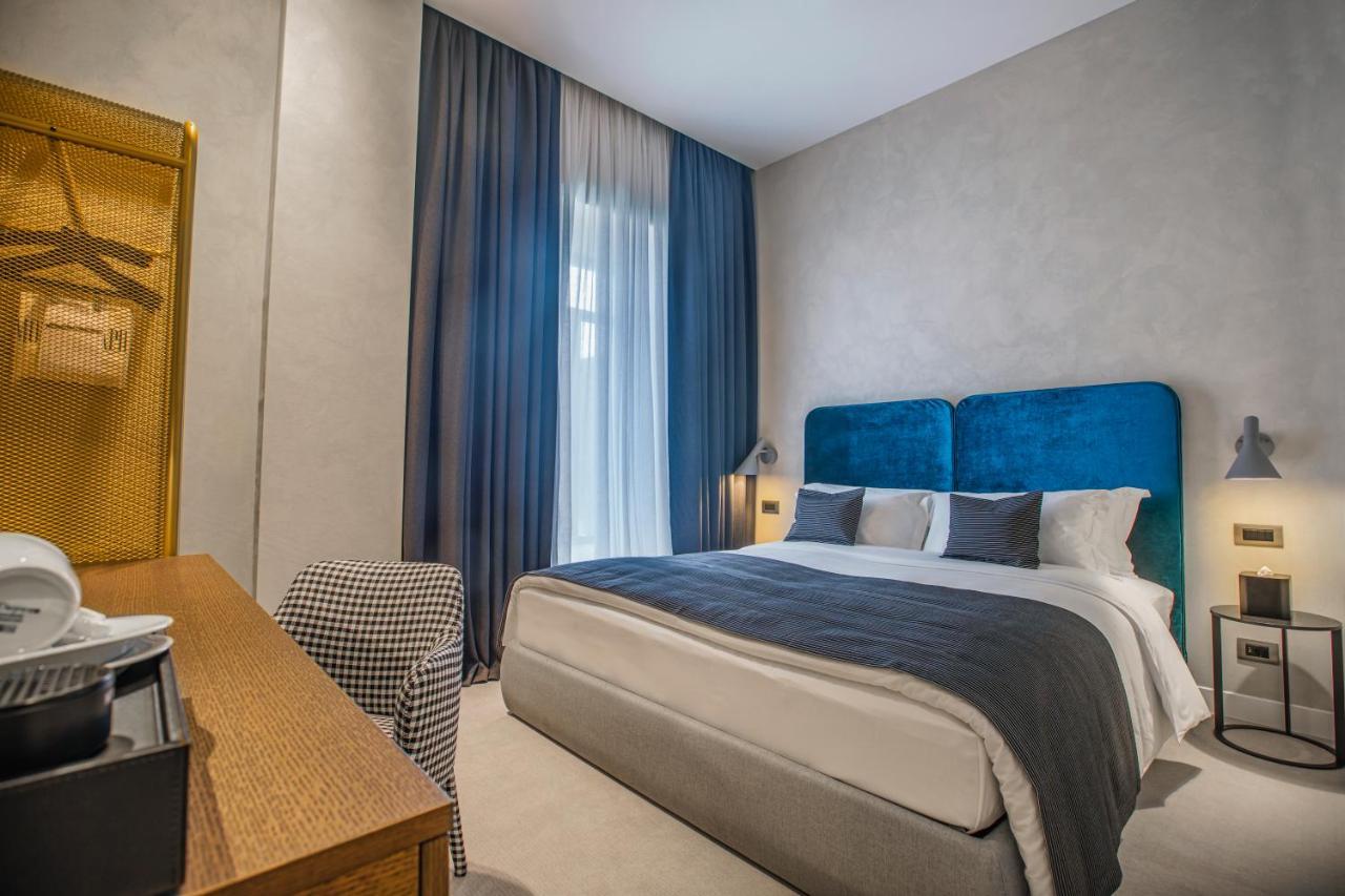 Monograph Freedom Square Hotel Тбилиси Екстериор снимка A bedroom at the hotel