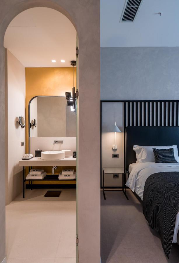 Monograph Freedom Square Hotel Тбилиси Екстериор снимка Deluxe Room