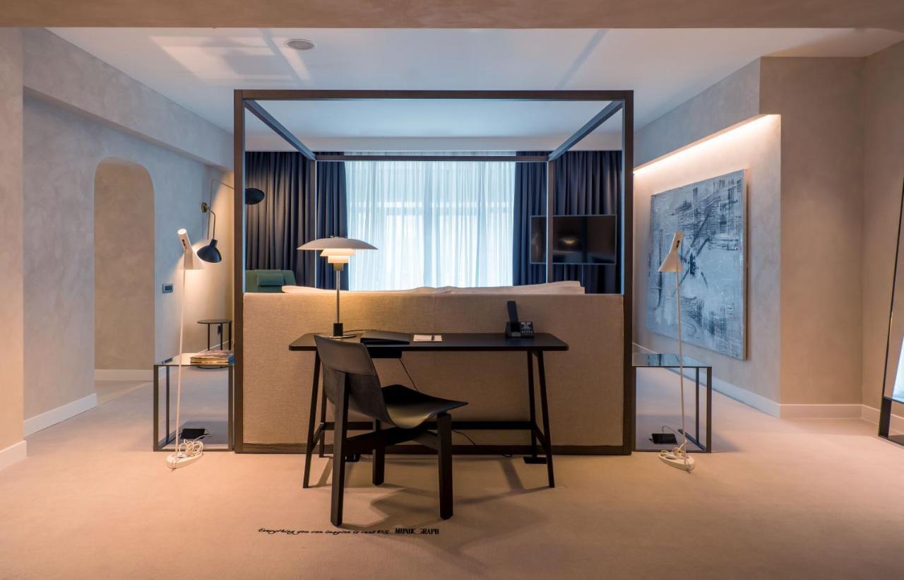 Monograph Freedom Square Hotel Тбилиси Екстериор снимка A room at the hotel