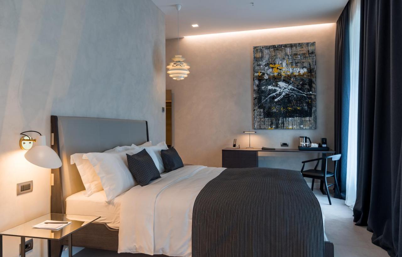 Monograph Freedom Square Hotel Тбилиси Екстериор снимка A room at the hotel