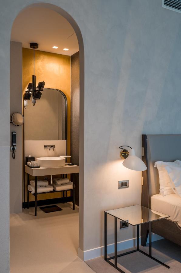 Monograph Freedom Square Hotel Тбилиси Екстериор снимка A room at the hotel