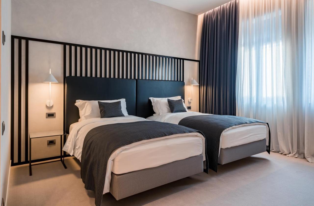 Monograph Freedom Square Hotel Тбилиси Екстериор снимка A room at the hotel