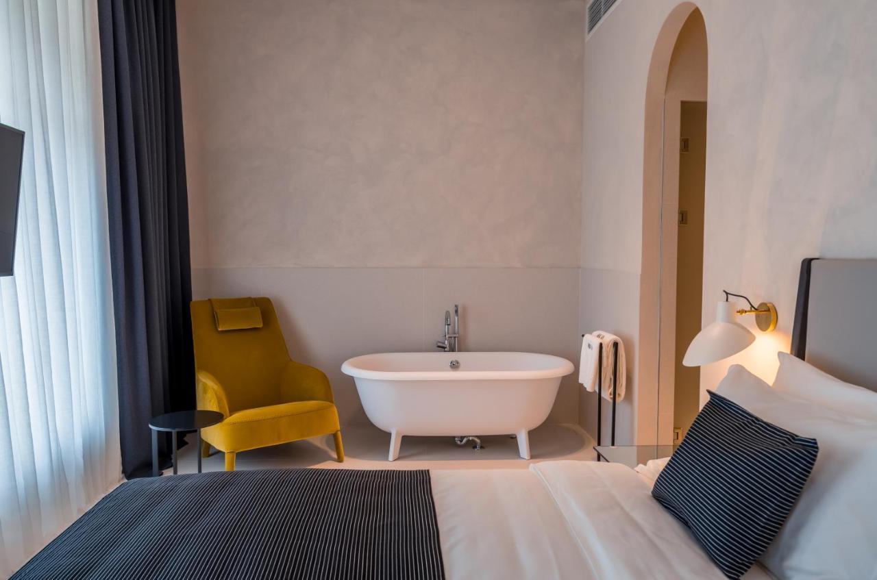 Monograph Freedom Square Hotel Тбилиси Екстериор снимка A room at the hotel
