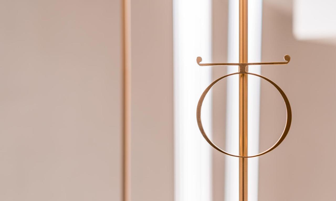 Monograph Freedom Square Hotel Тбилиси Екстериор снимка Detail of the door handle