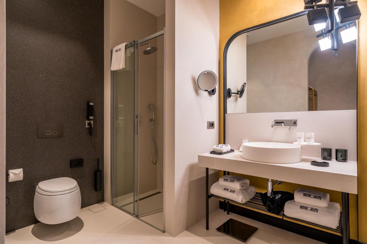 Monograph Freedom Square Hotel Тбилиси Екстериор снимка Bathroom